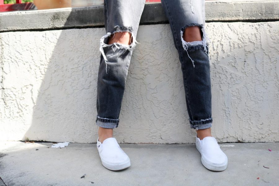 One of our students decides to jump into the new trend of mom jeans, and styles them with a pair of classic white slip on vans.