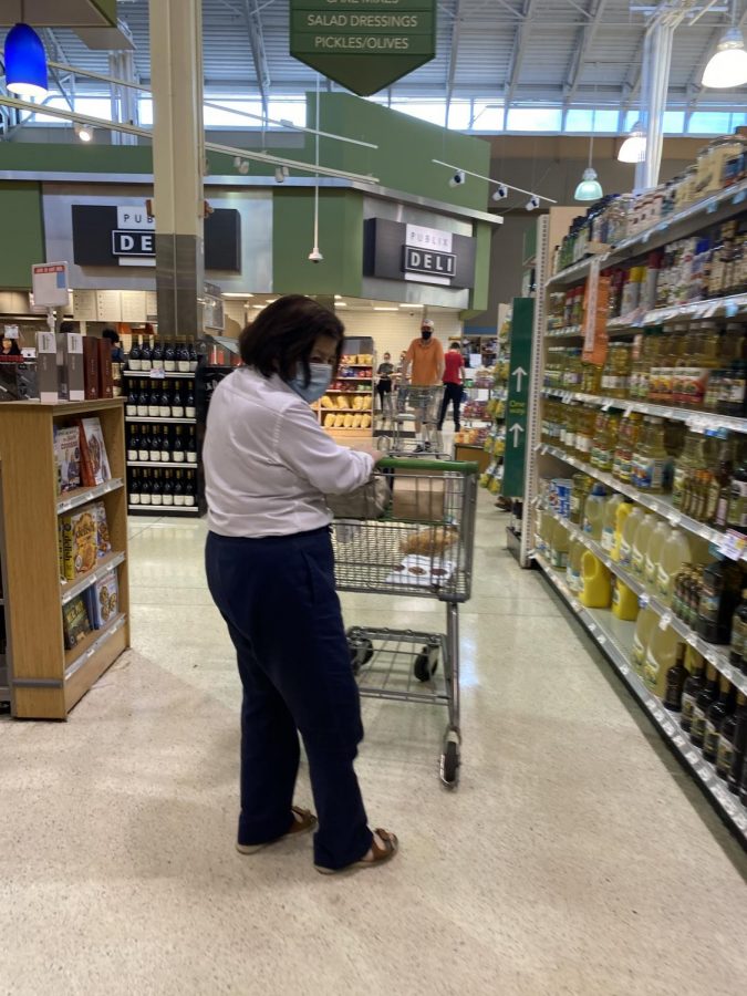 Customers of publix follow the guidelines to keep them and others safe. 
