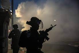 Israeli soldier armed in full body armor and an assault rifle.