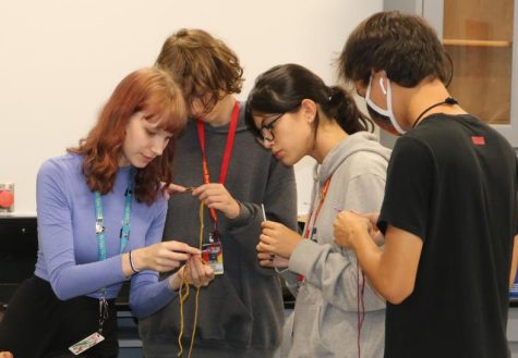 SBHS sophomore Isabella Shamoun shows sophomore and junior club members how to perfect a chain loop.