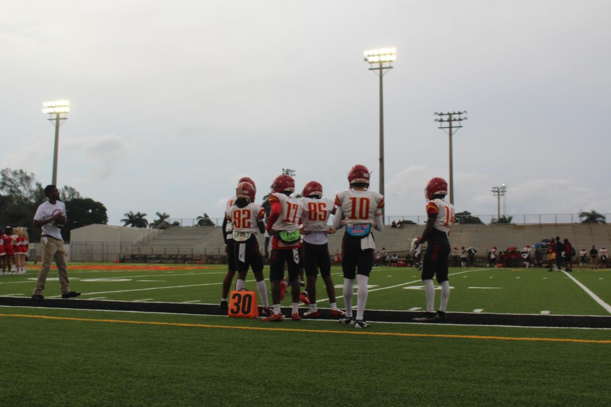 Players 1, 82, 17, 85, 10, and 14 huddle up before kick-off.